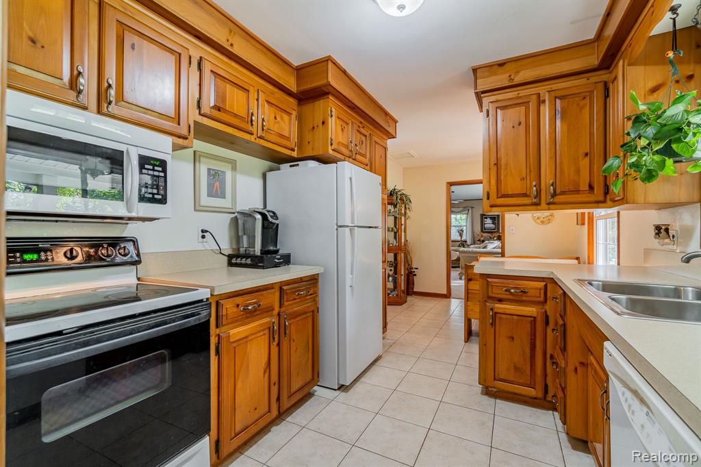 28012 Ridgebrook Road Farmington Hills, MI 48334 - Photo 8 of 43