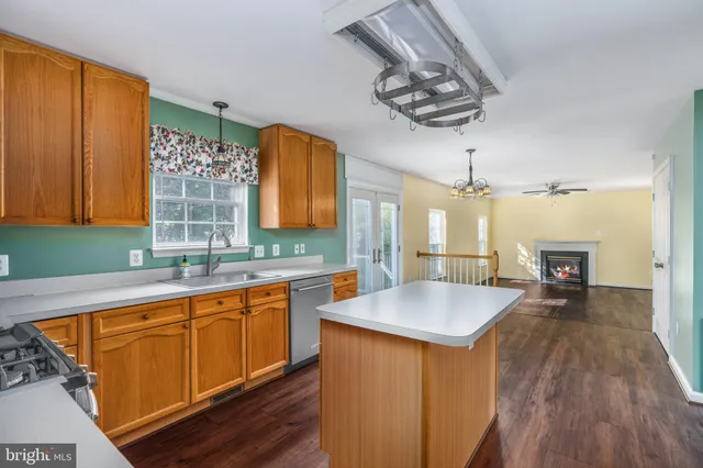 a large kitchen with kitchen island a large island in it