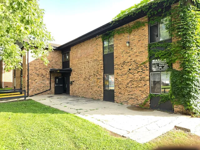 $500 | 924 Greenbrier Road, DeKalb, IL 60115