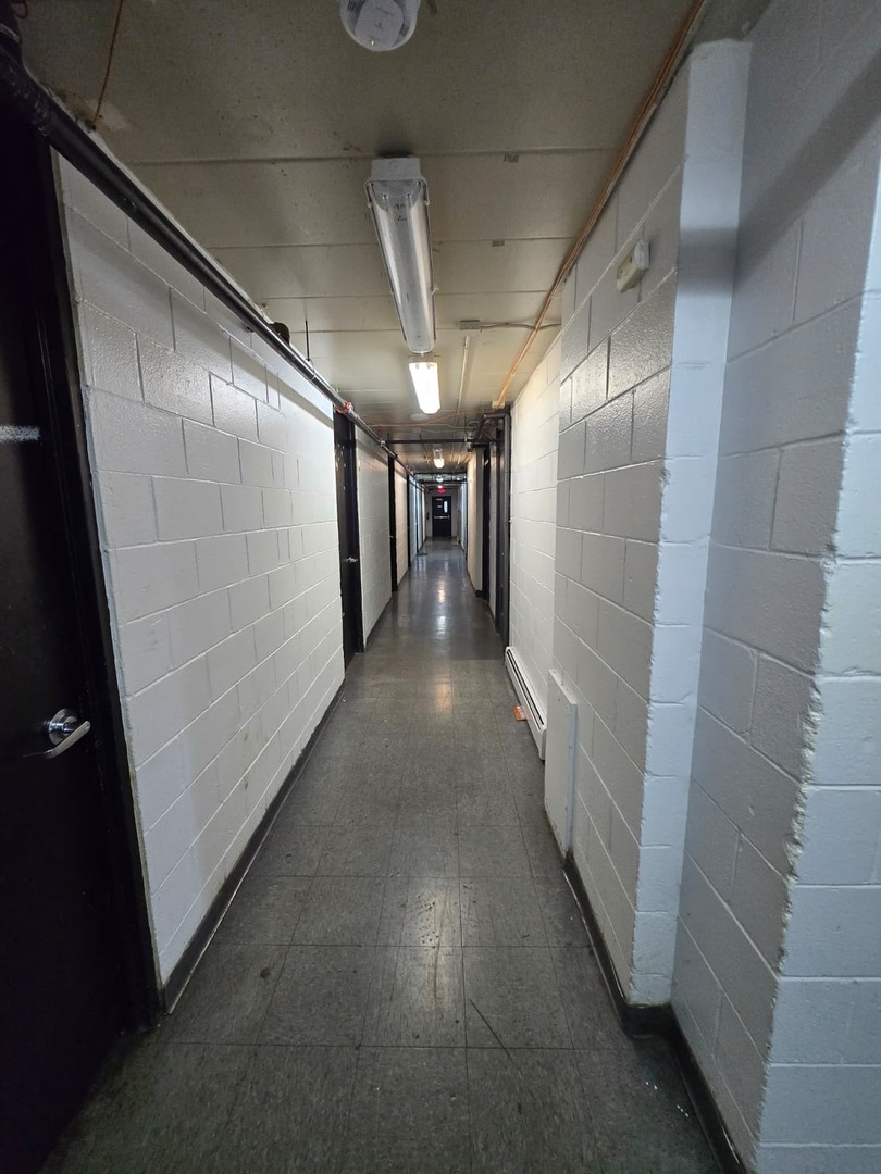 924 Greenbrier Road DeKalb, IL 60115 - Photo 8 of 20 a view of hallway