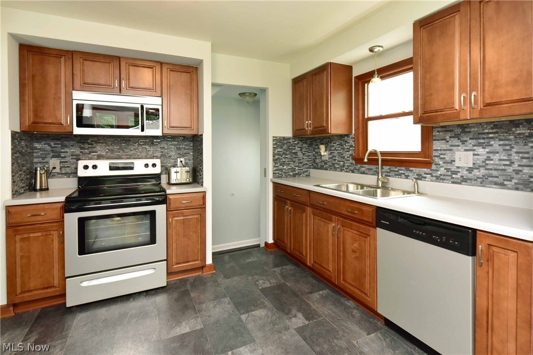 1380 Dorsh Road Cleveland, OH 44121 - Photo 3 of 31 Gallery Image 3