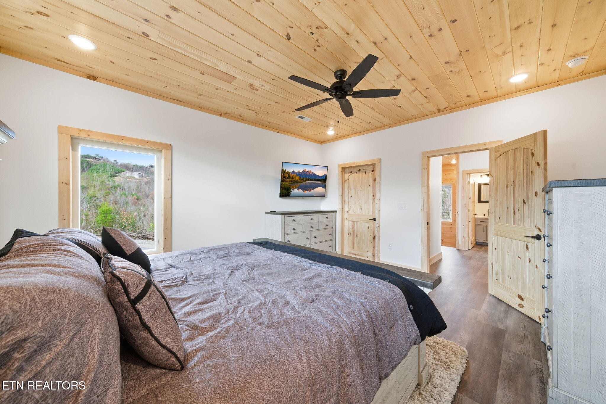 650 Ridge Top Loop Gatlinburg, TN 37738 - Photo 17 of 38 a bedroom with a large bed and a window