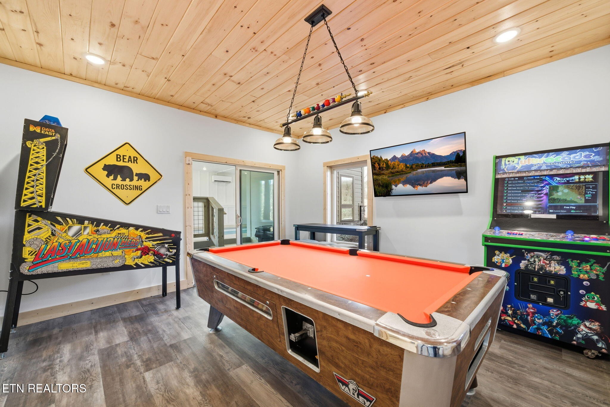 650 Ridge Top Loop Gatlinburg, TN 37738 - Photo 23 of 38 a room with furniture and painting on the wall