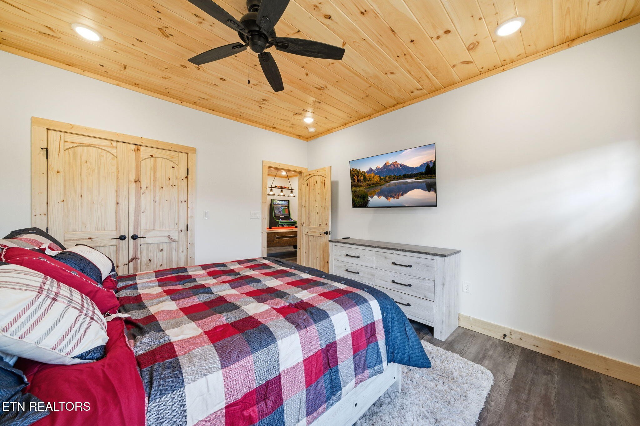 650 Ridge Top Loop Gatlinburg, TN 37738 - Photo 25 of 38 a bedroom with a bed and a flat screen tv
