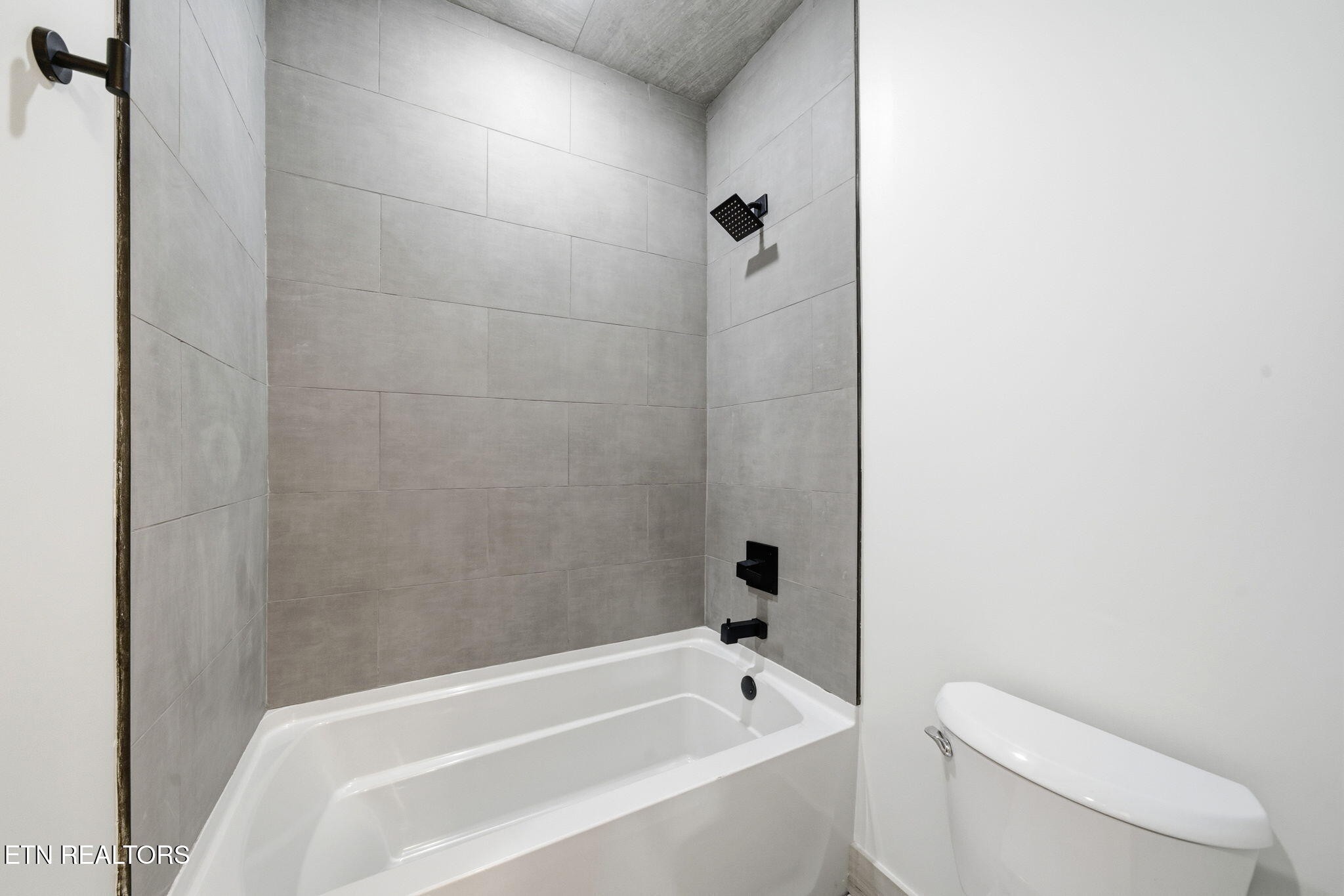 650 Ridge Top Loop Gatlinburg, TN 37738 - Photo 27 of 38 a bathroom with a bathtub and toilet