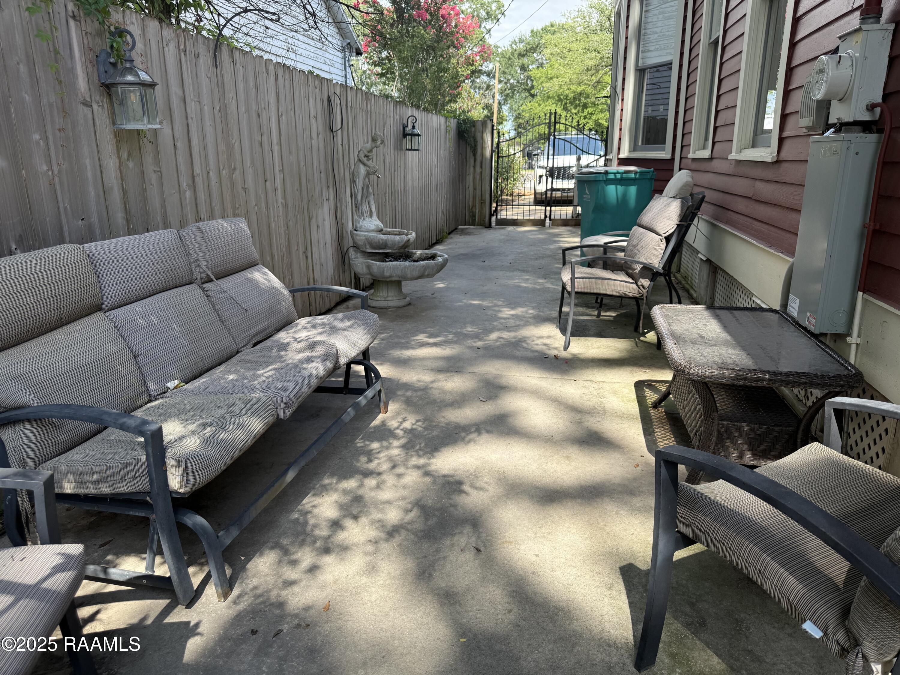 121 North 9th Street Eunice, LA 70535 - Photo 20 of 28 courtyard