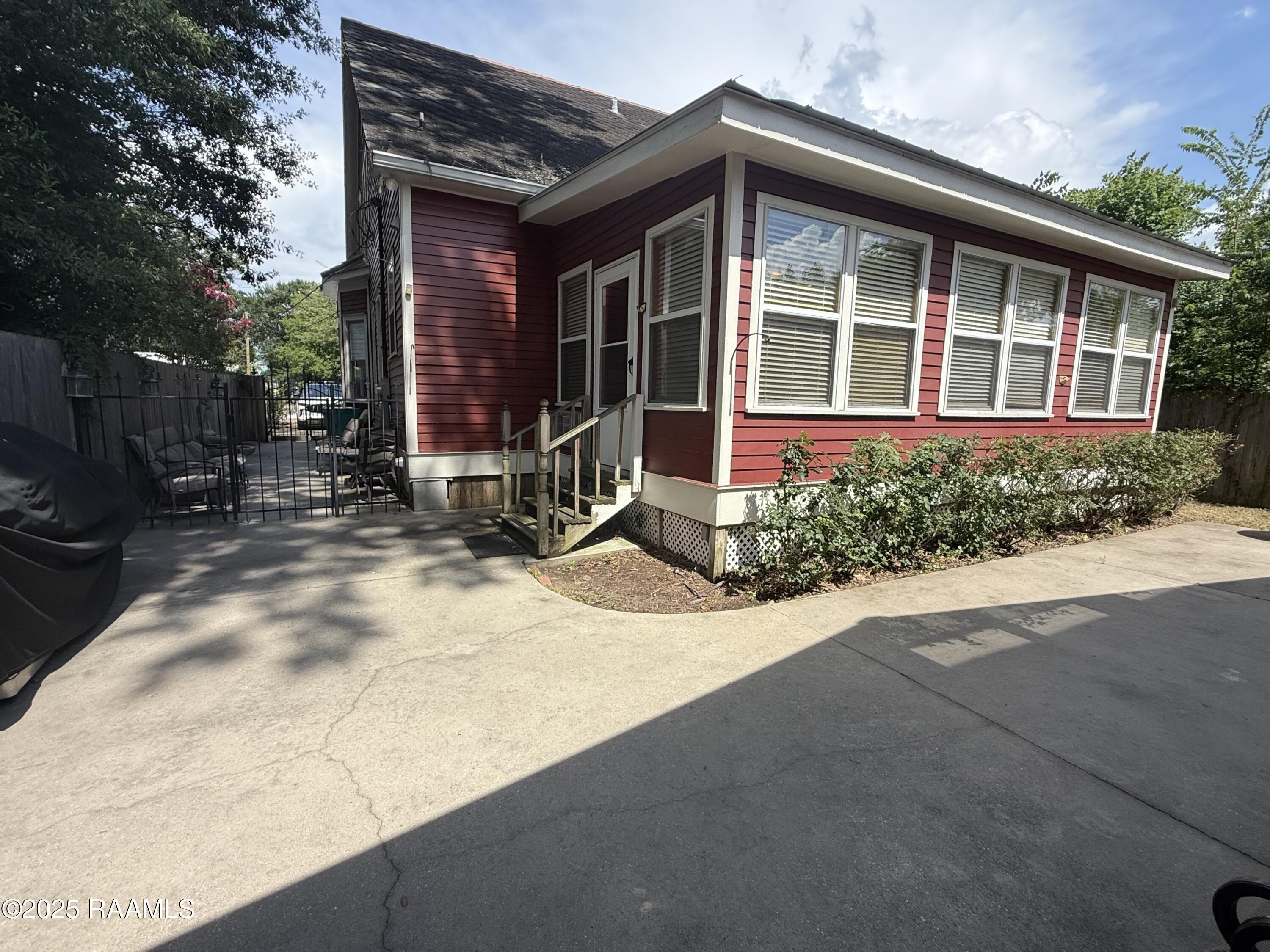 121 North 9th Street Eunice, LA 70535 - Photo 2 of 28 courtyard patio - Copy