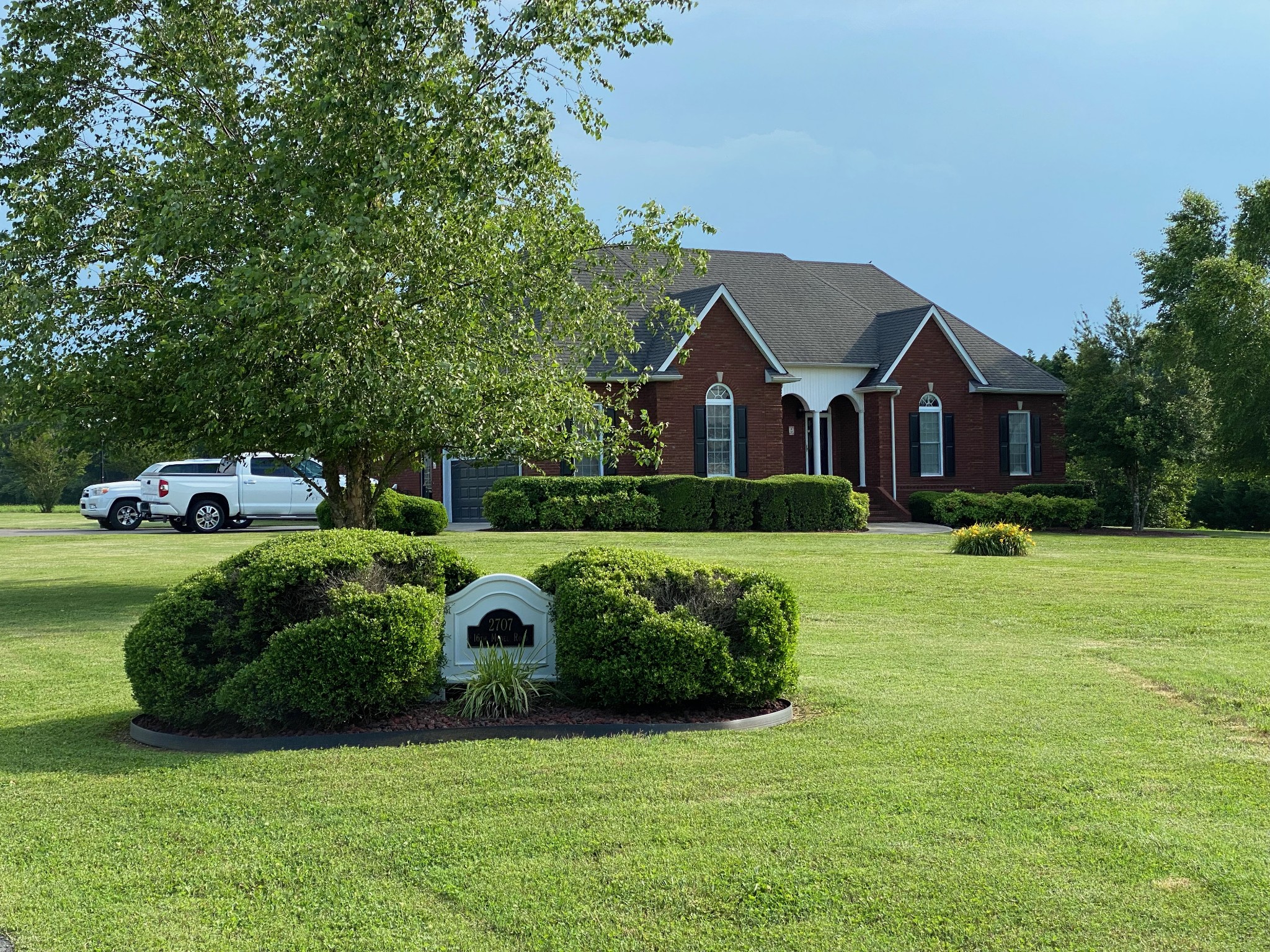 2707 Sixteenth Model Road Manchester, TN 37355 - Photo 1 of 50 a front view of a house with garden