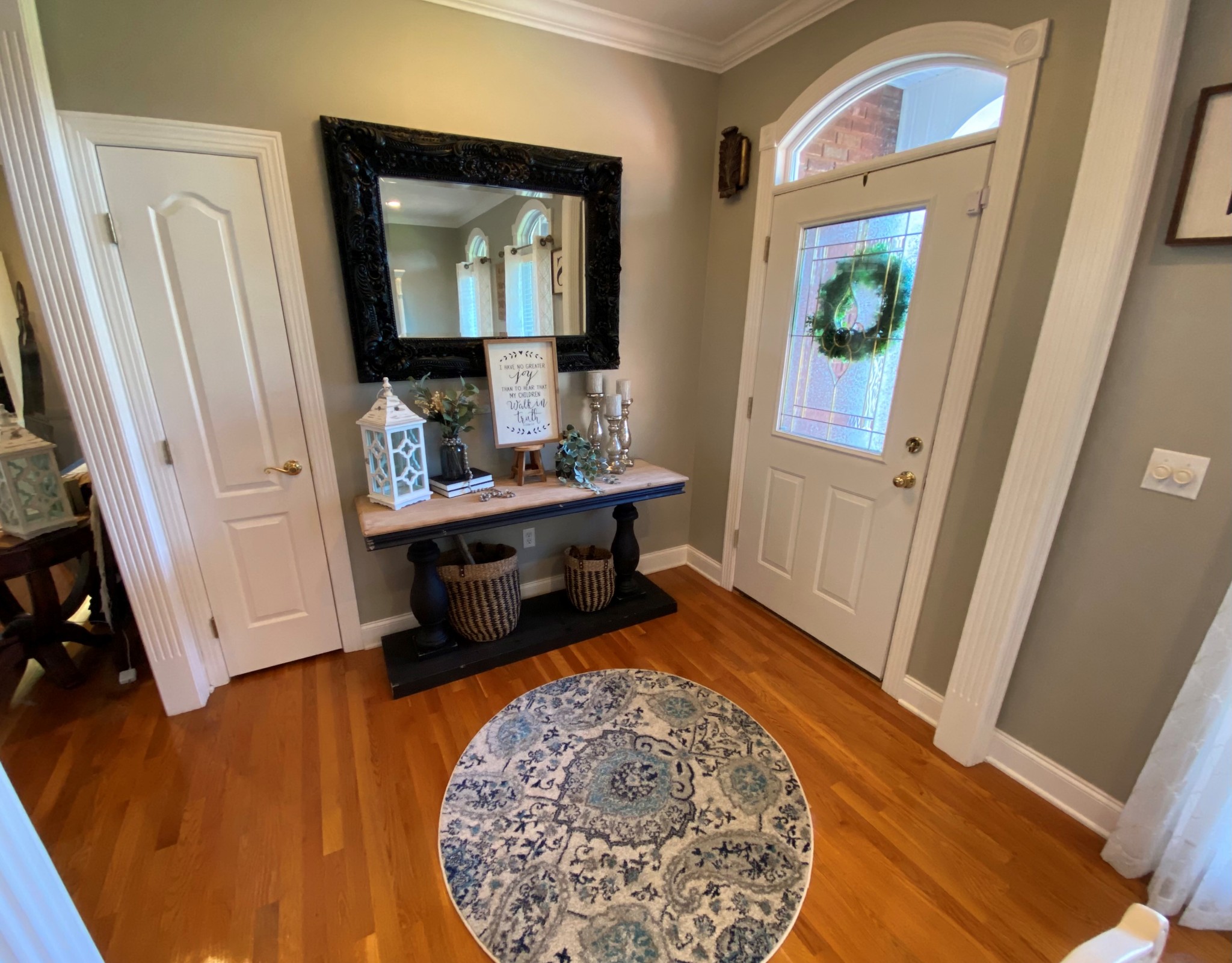2707 Sixteenth Model Road Manchester, TN 37355 - Photo 3 of 50 a room with painting on the wall and a mirror