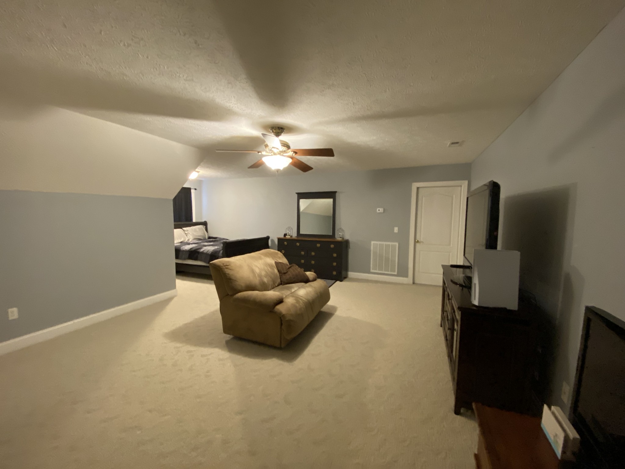 2707 Sixteenth Model Road Manchester, TN 37355 - Photo 32 of 50 a living room with furniture a lamp and a flat screen tv