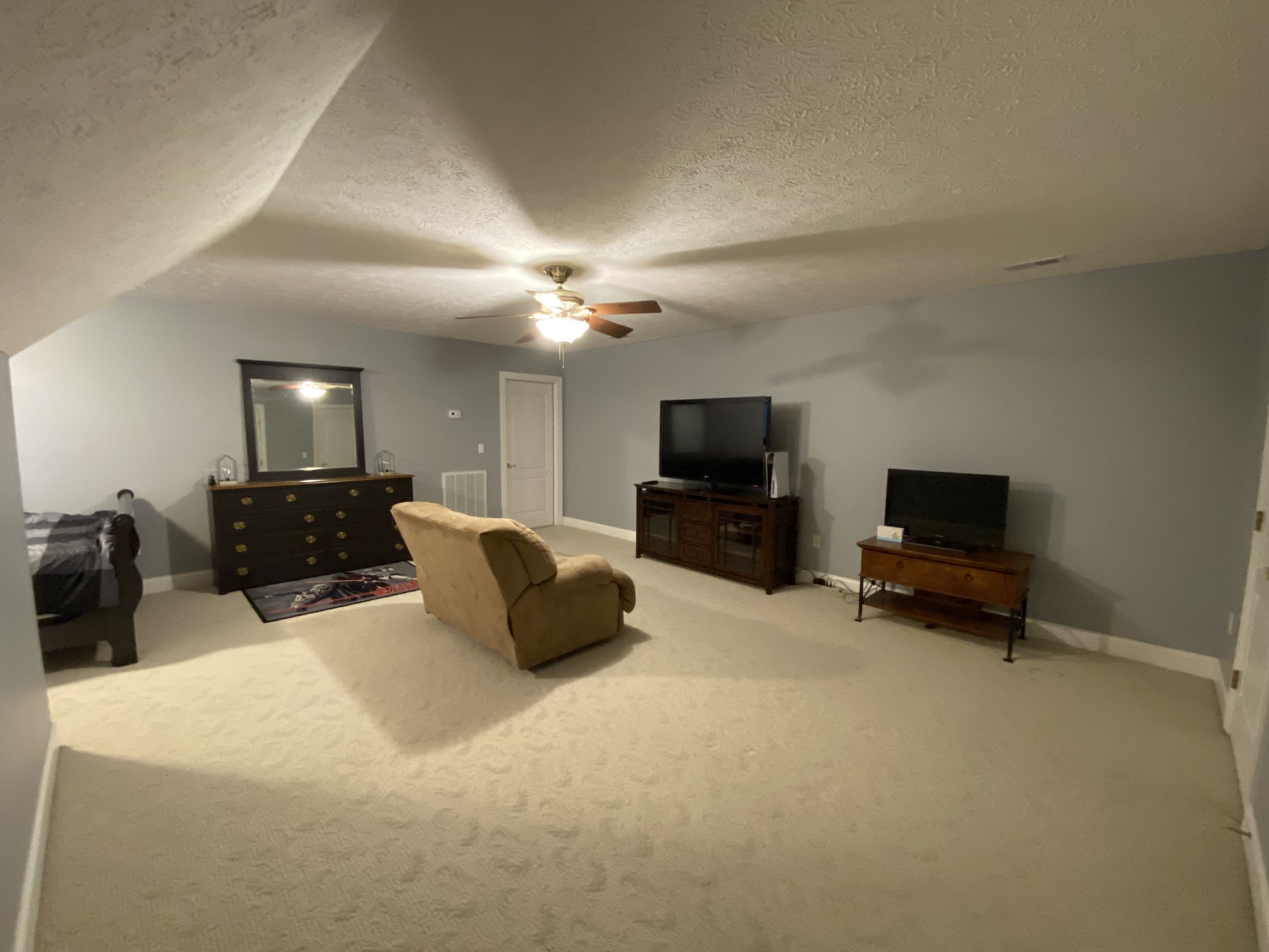 2707 Sixteenth Model Road Manchester, TN 37355 - Photo 33 of 50 a bed room with furniture and a flat screen tv
