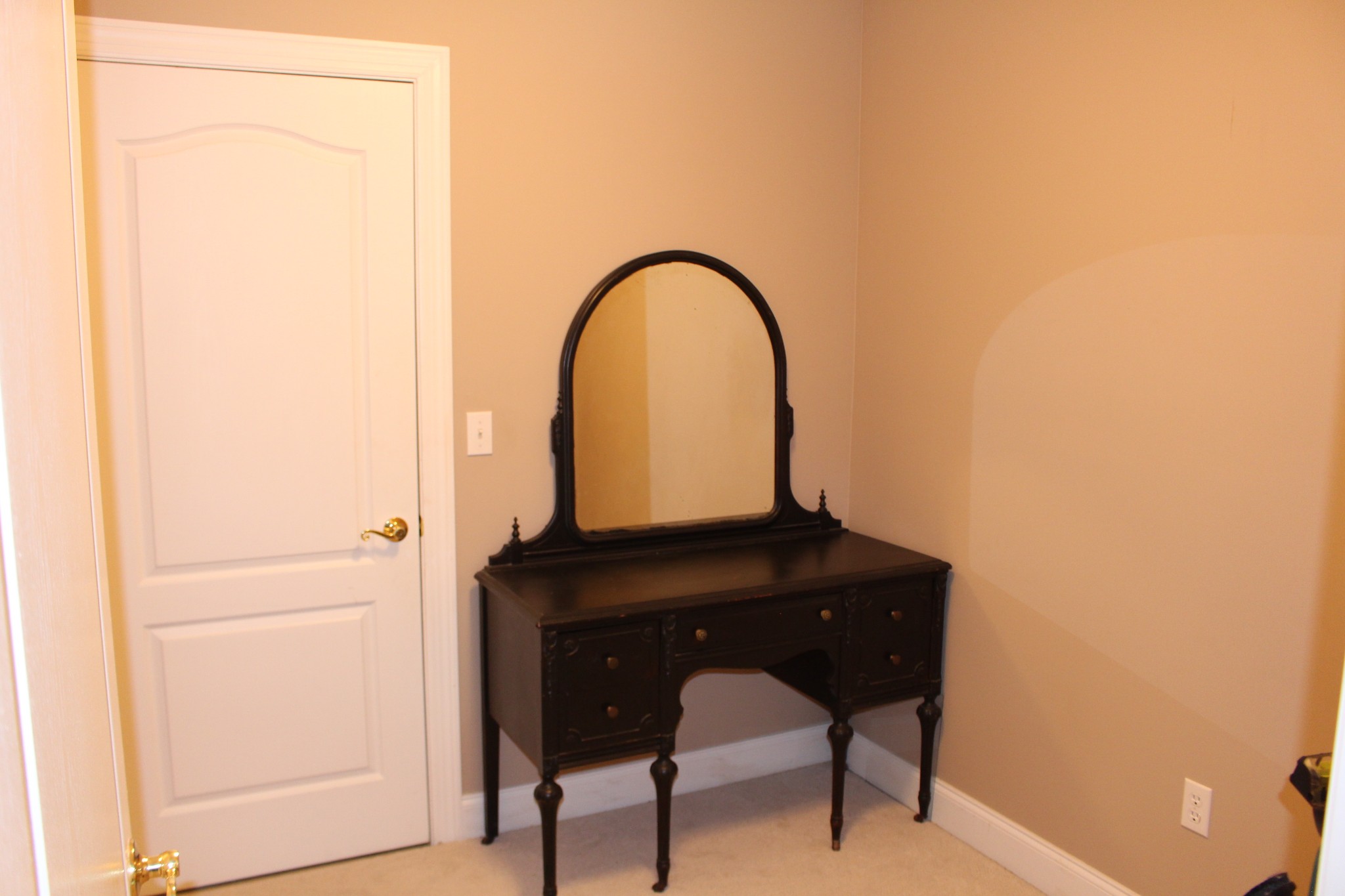 2707 Sixteenth Model Road Manchester, TN 37355 - Photo 34 of 50 a room with a table and a potted plant