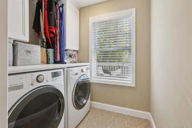 a view of a bedroom with washer and dryer