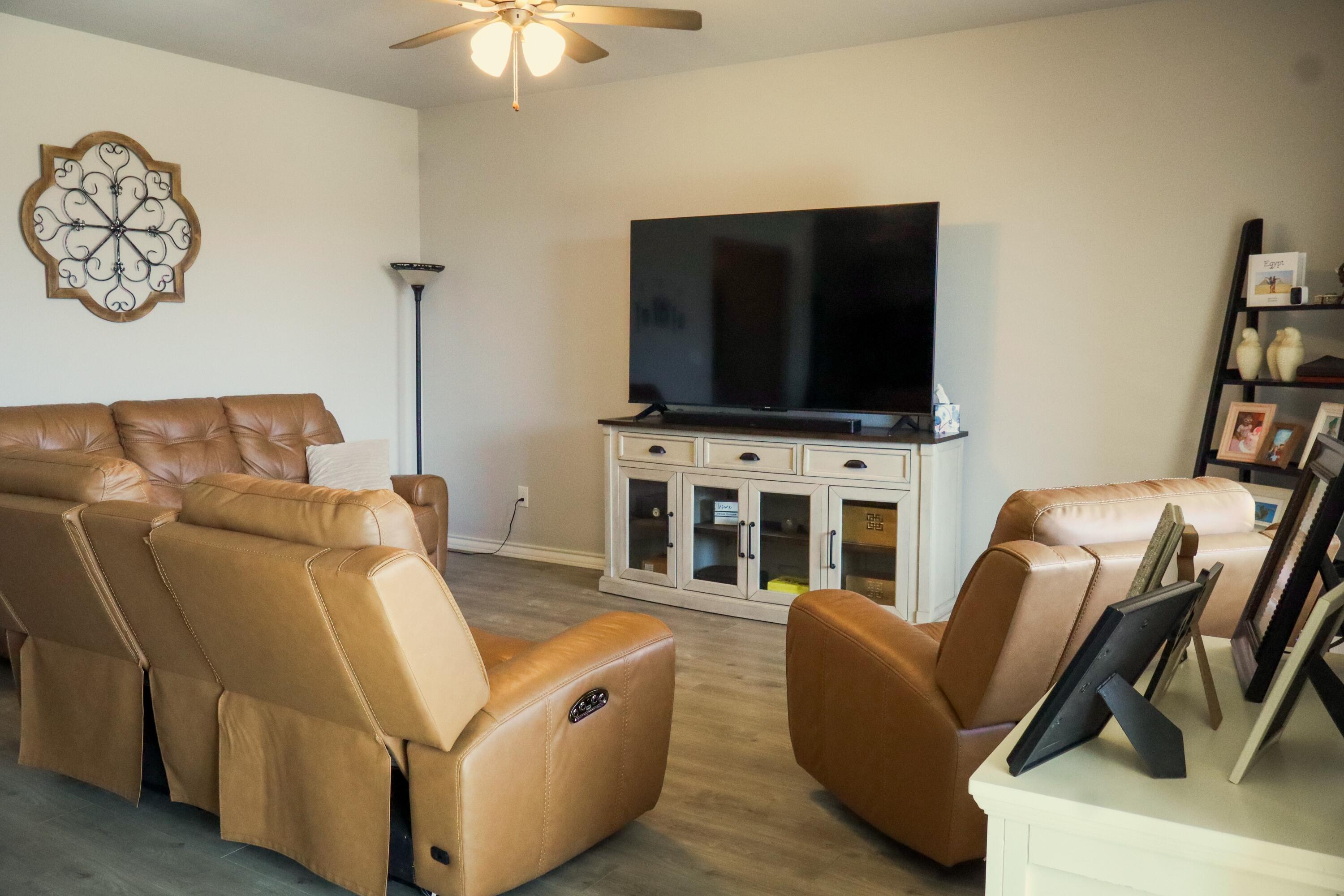 7725 96th Street Lubbock, TX 79424 - Photo 10 of 34 7725 living