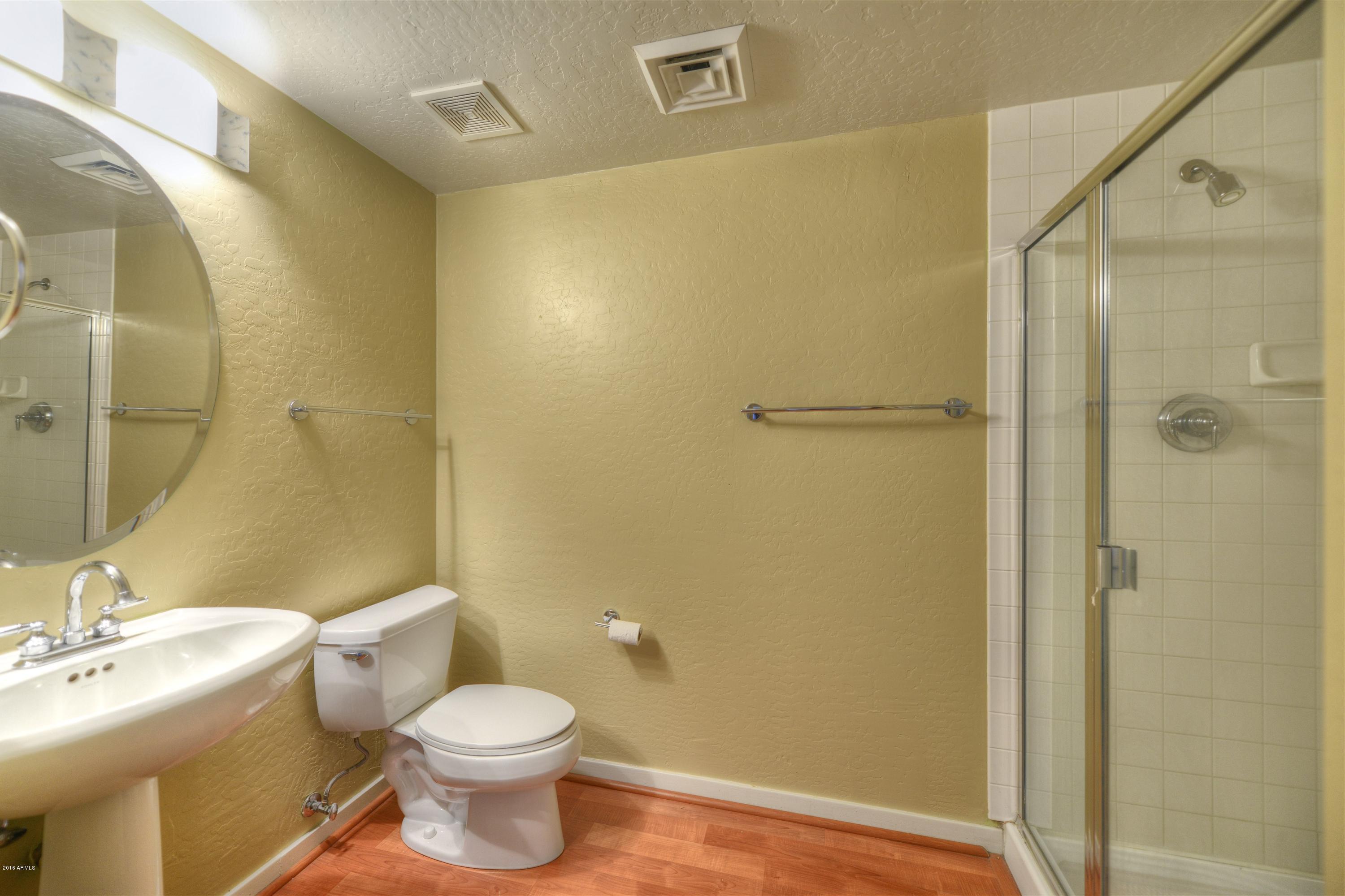 914 East Osborn Road, Unit 210 Phoenix, AZ 85014 - Photo 7 of 17 Guest Bathroom