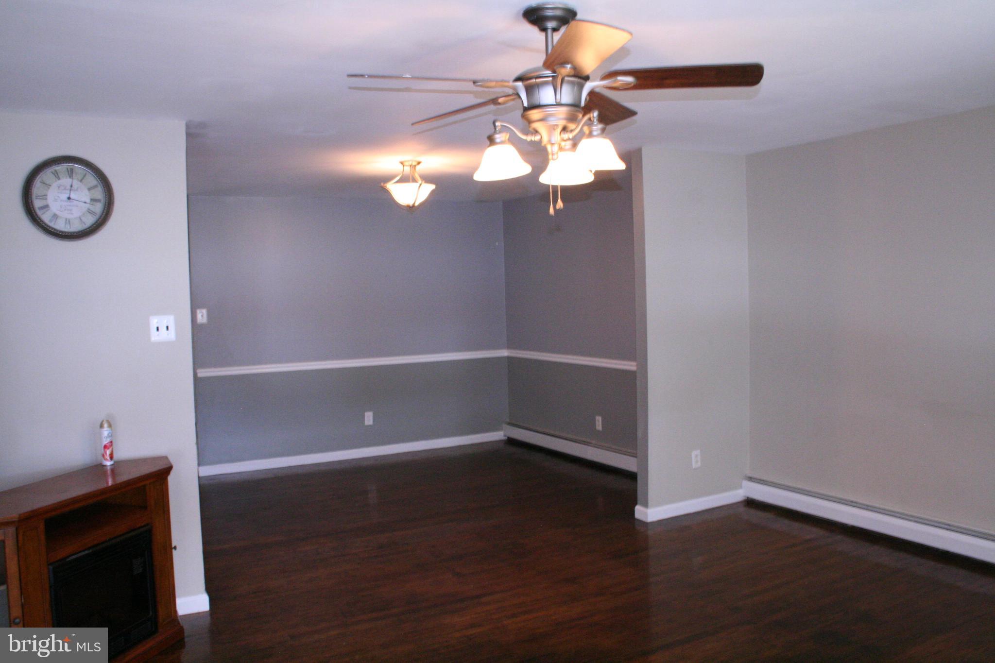 3861 Fairdale Road Philadelphia, PA 19154 - Photo 6 of 33 Living Room