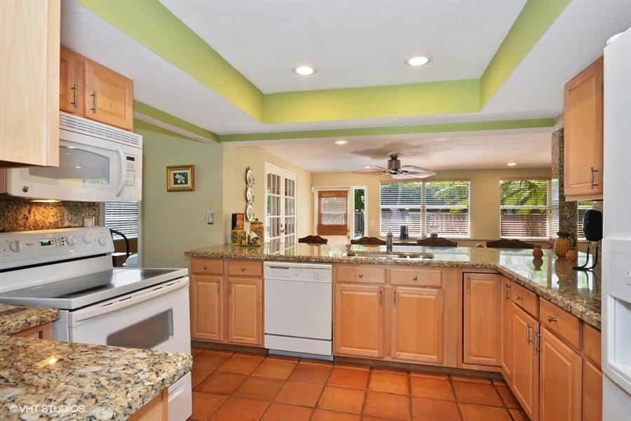133 Southwest 8th Terrace Boca Raton, FL 33486 - Photo 6 of 18 Kitchen
