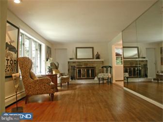 345 Brae Bourn Road Huntingdon Valley, PA 19006 - Photo 2 of 12 Living Room