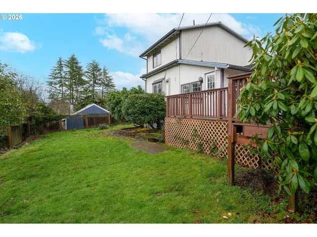 a view of a back yard