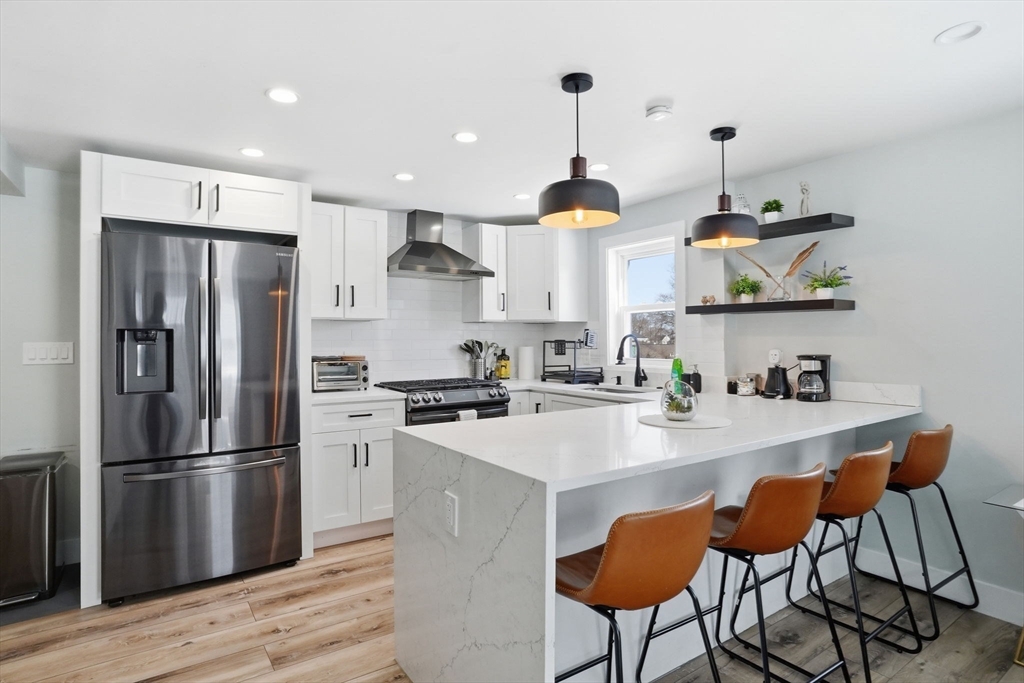 498 Beech Street Boston, MA 02131 - Photo 4 of 35