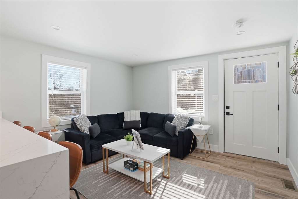 498 Beech Street Boston, MA 02131 - Photo 5 of 35