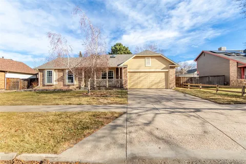 a view of residential houses with yard
