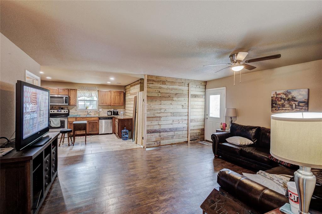 104 Richard Lane Azle, TX 76020 - Photo 3 of 22