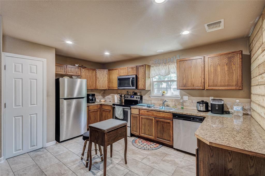 104 Richard Lane Azle, TX 76020 - Photo 4 of 22