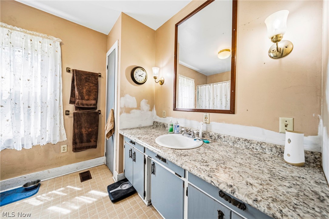 14686 Balch Road Thompson, OH 44086 - Photo 17 of 38 Downstairs