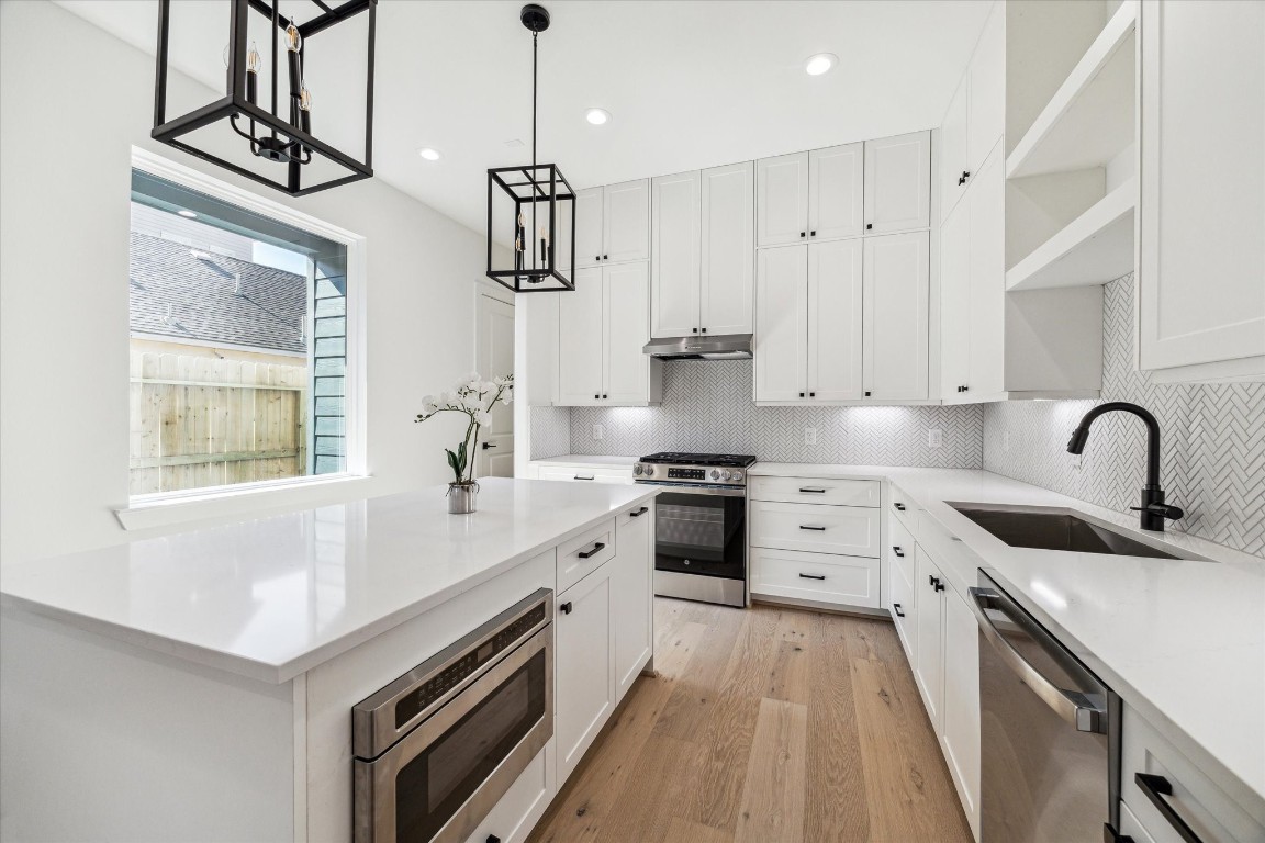 5337 Larkin Street Houston, TX 77007 - Photo 12 of 37 Expansive quartz island providing ample prep space and seating