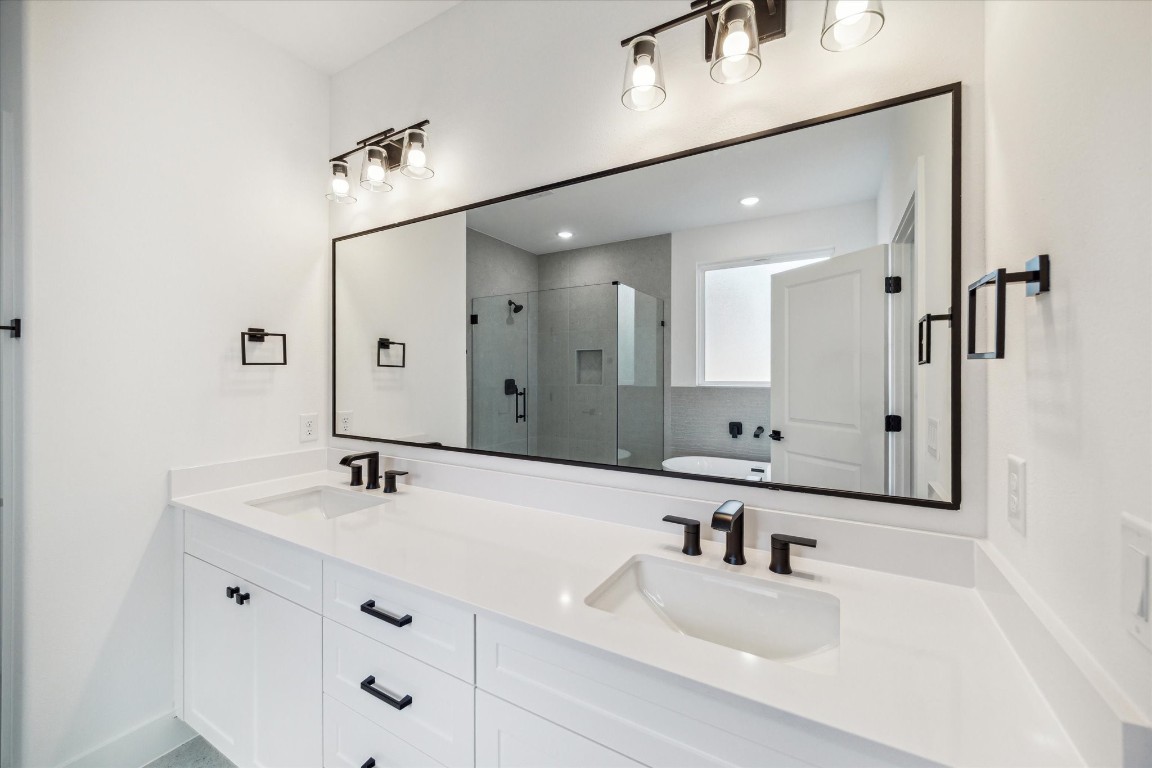 5337 Larkin Street Houston, TX 77007 - Photo 25 of 37 Secondary bathroom offers private vanities for each bedroom.