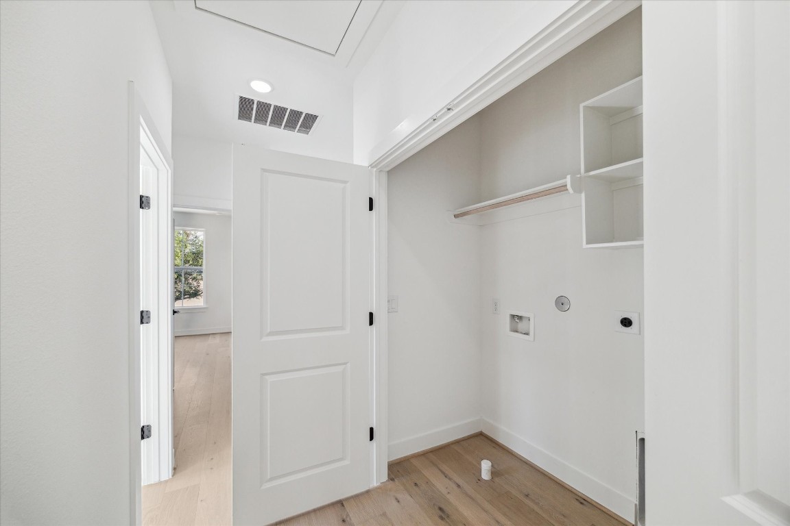 5337 Larkin Street Houston, TX 77007 - Photo 31 of 37 Large utility room with proper drainage.