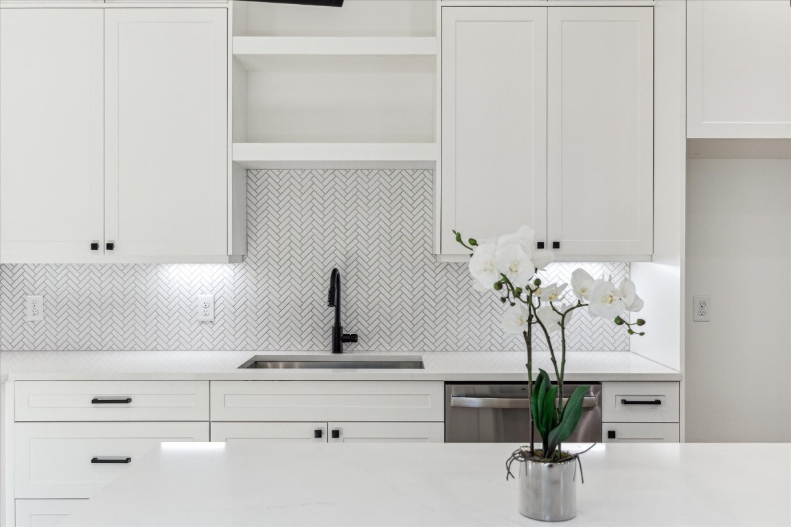 5337 Larkin Street Houston, TX 77007 - Photo 4 of 37 Upgraded ceiling-height shaker style cabinets offer both elegance and space for that timeless charm.
