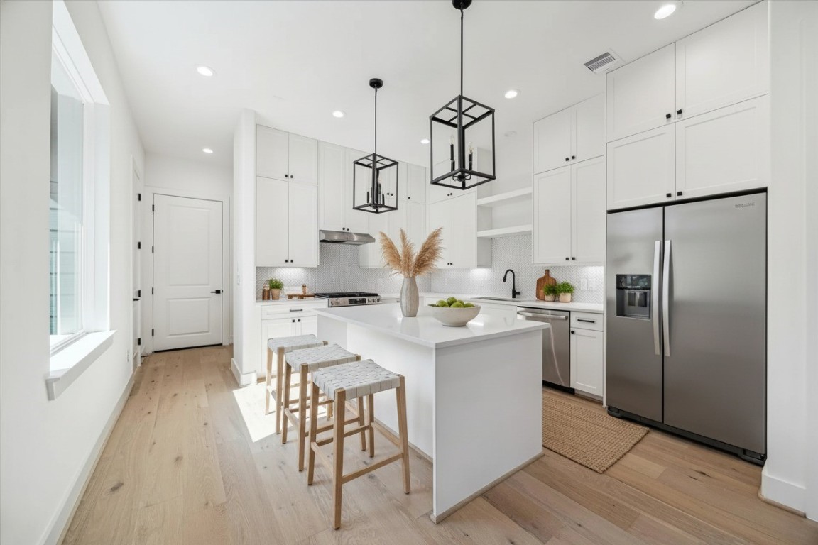 5337 Larkin Street Houston, TX 77007 - Photo 7 of 37 Large island provide for a great morning breakfast.