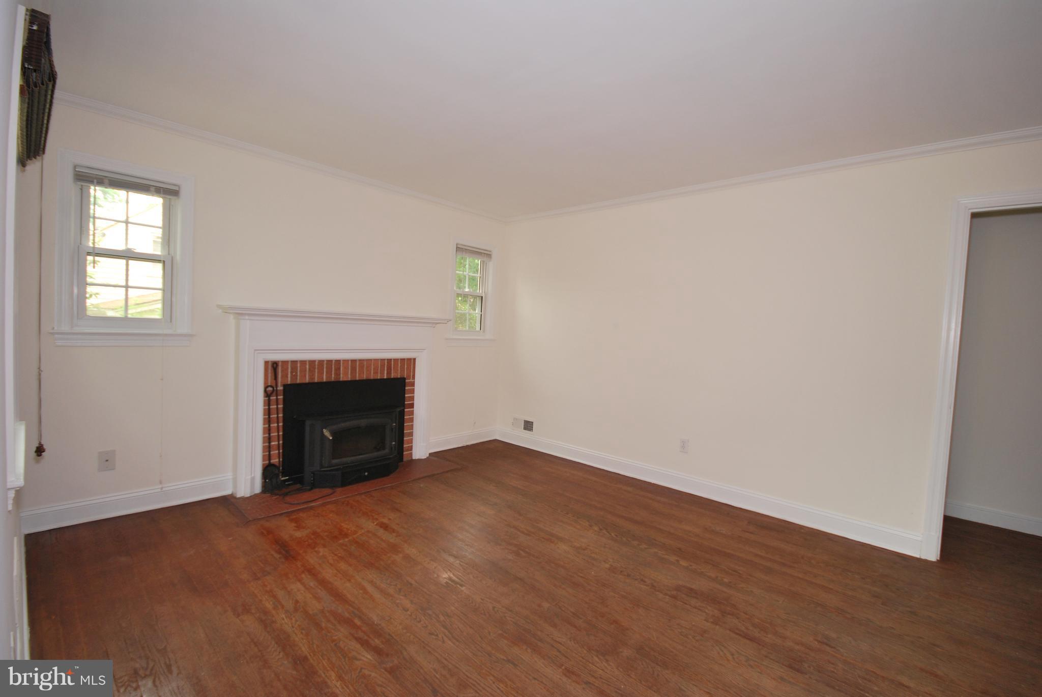 10207 Carson Place Silver Spring, MD 20901 - Photo 4 of 25 Living Room