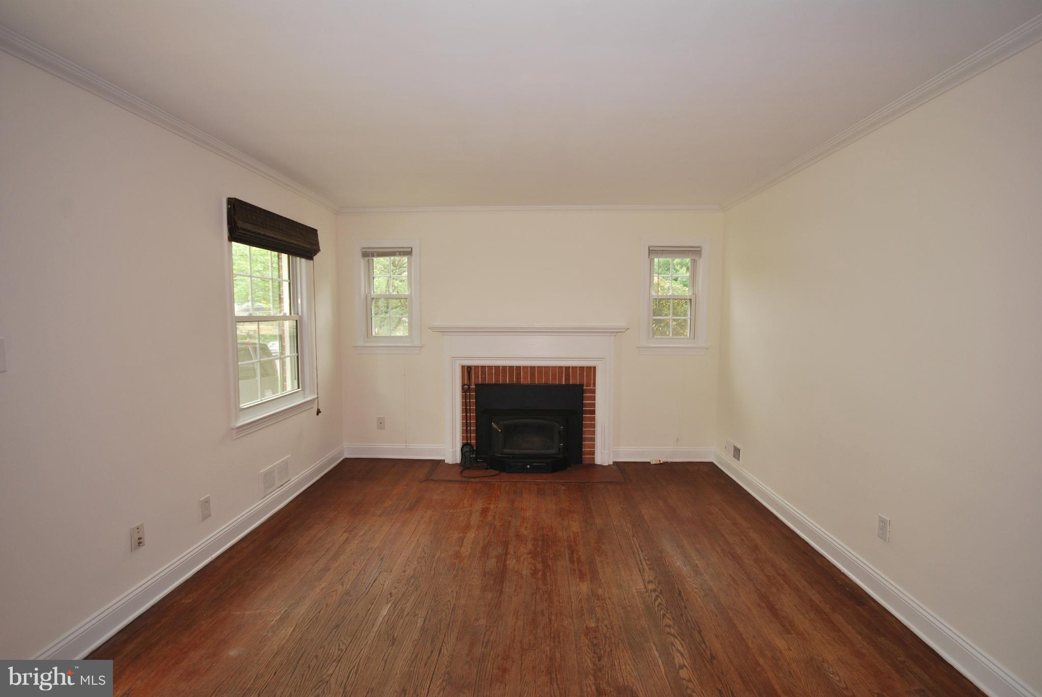 10207 Carson Place Silver Spring, MD 20901 - Photo 5 of 25 Living Room