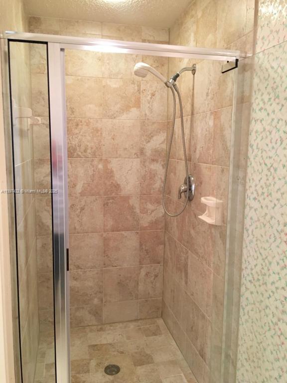 905 Mainsail Circle, Unit 905 Jupiter, FL 33477 - Photo 20 of 27 a bathroom with a shower