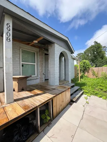 a view of house with backyard space and porch