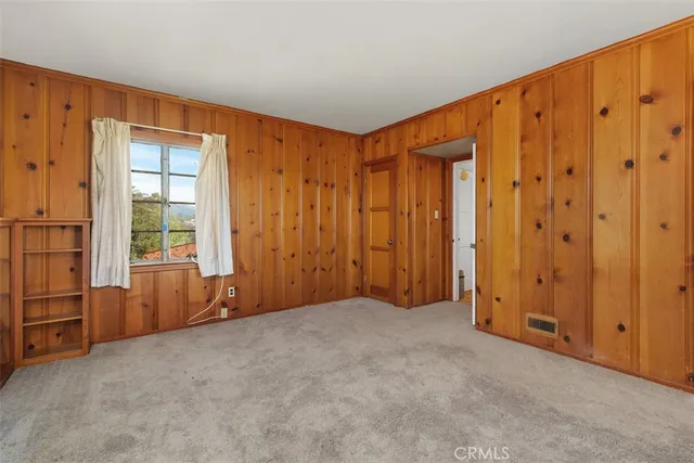 a view of room with an empty room