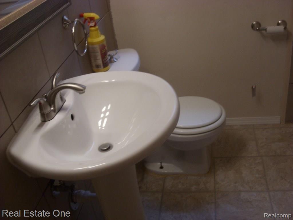 26596 Morley Street Inkster, MI 48141 - Photo 16 of 35 26596 Morley Bathroom.jpg