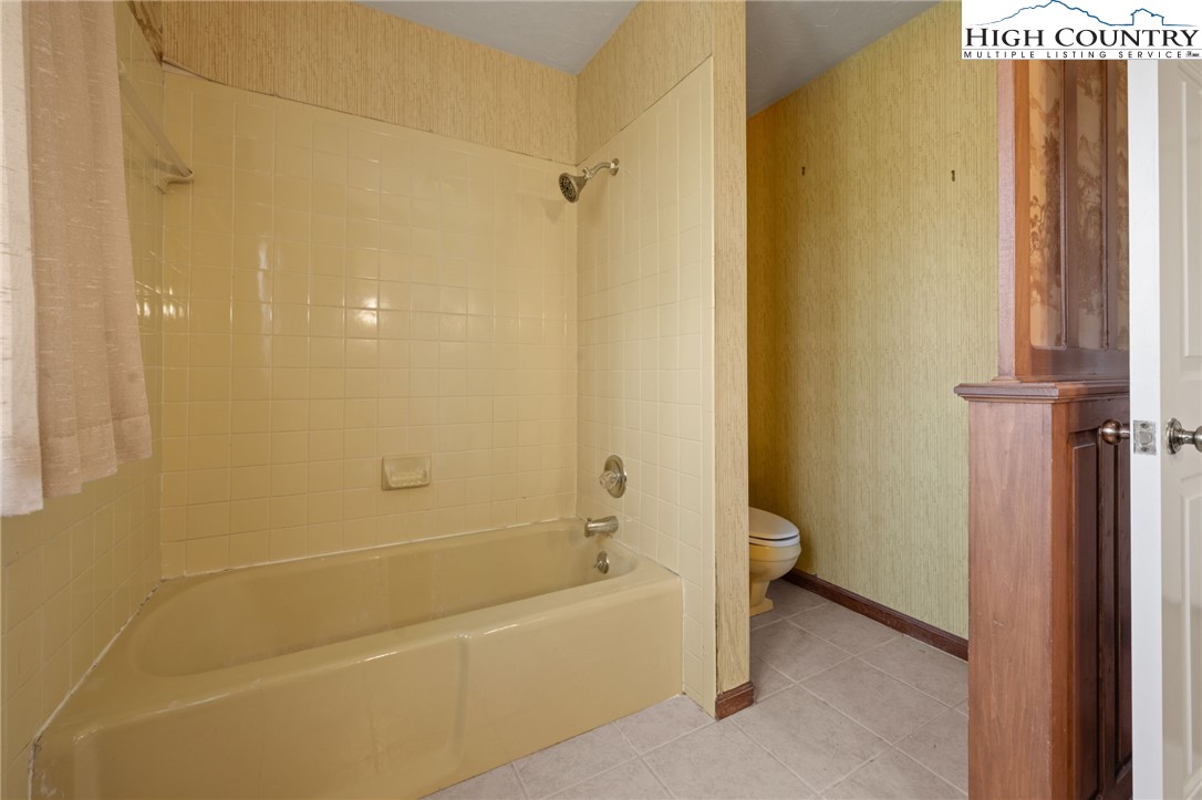 304 Glendale Drive Boone, NC 28607 - Photo 29 of 50 a bathroom with a bathtub and a shower