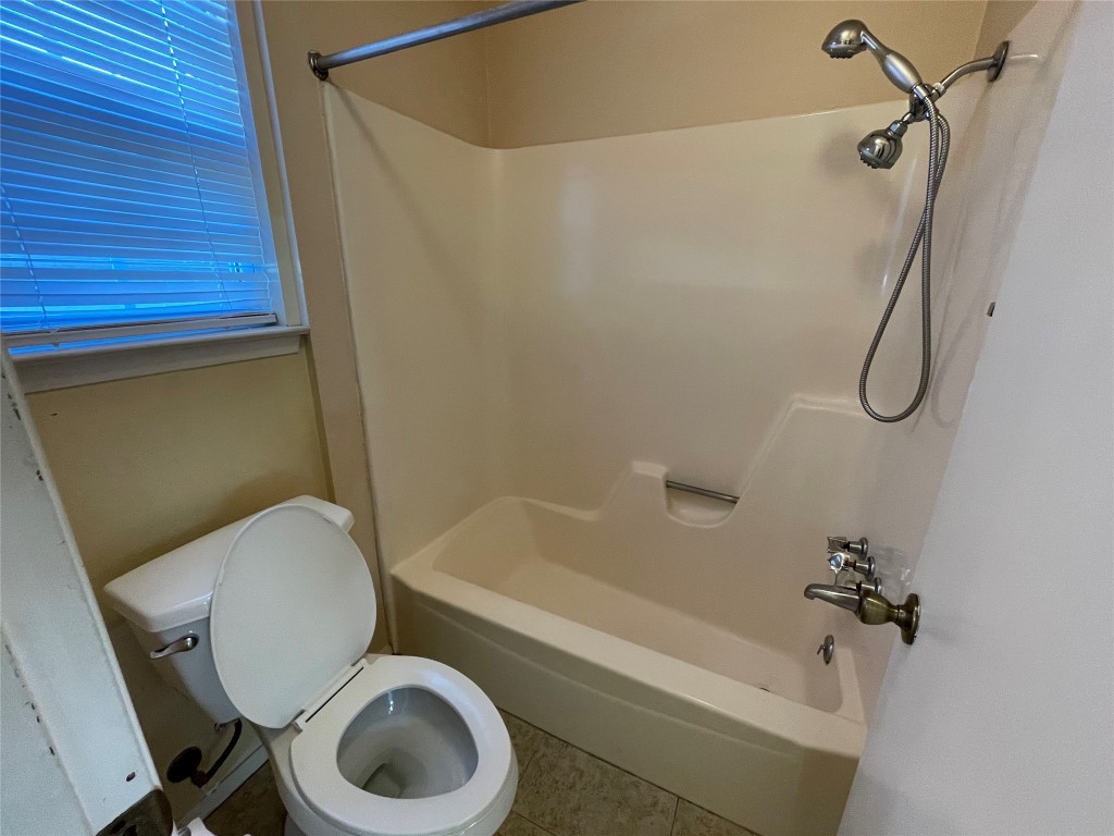 12013 Swallow Drive Austin, TX 78750 - Photo 21 of 25 a bathroom with a toilet and a bathtub
