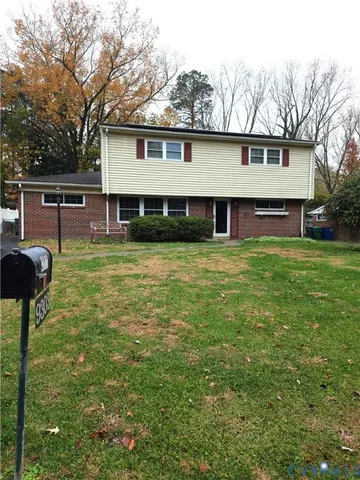 a view of a house with a backyard
