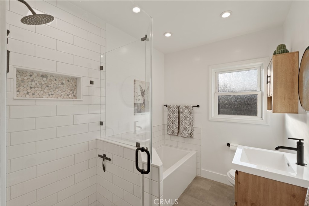 4559 Levelside Avenue Lakewood, CA 90712 - Photo 11 of 32 a bathroom with a bathtub and a sink