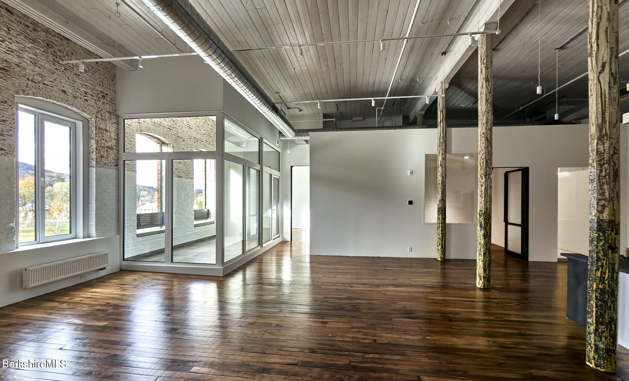 520 State Road, Unit 402 North Adams, MA 01247 - Photo 9 of 22 a view of an entryway with wooden floor