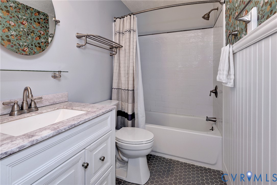 5912 Allegheny Road Williamsburg, VA 23188 - Photo 25 of 38 Upstairs hallway bathroom with linen closet and ti