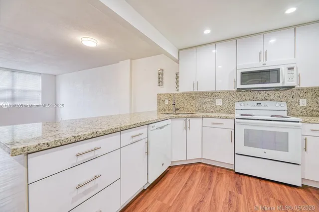 $2,795 | 9001 Southwest 77th Avenue, Unit C203, Miami, FL 33156