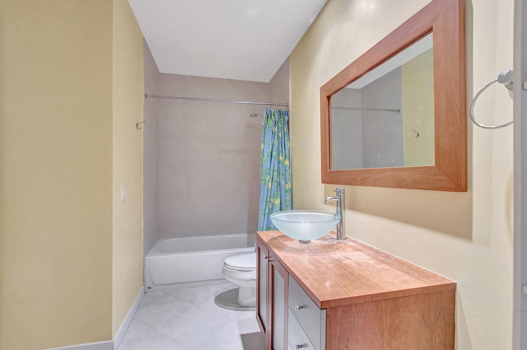 6229 Old Court Road, Unit 206 Boca Raton, FL 33433 - Photo 23 of 37 Bathroom with access to 2nd bedroom