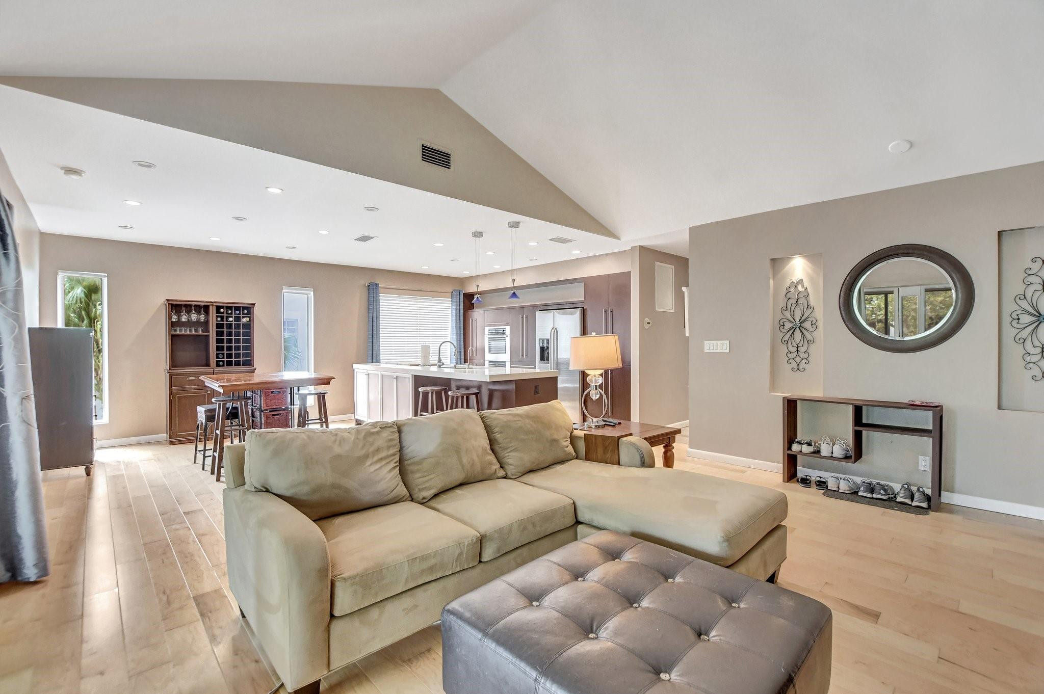 6229 Old Court Road, Unit 206 Boca Raton, FL 33433 - Photo 3 of 37 Vaulted ceiling entry