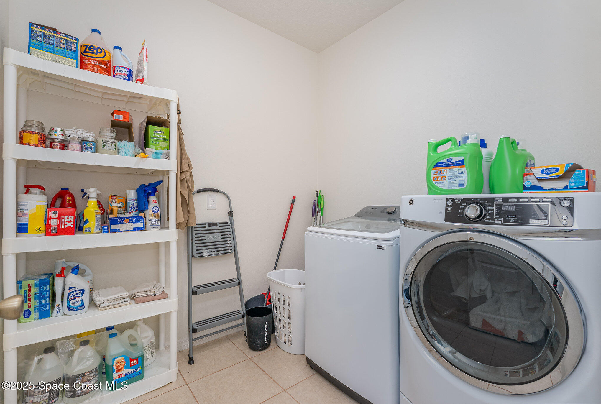 352 Gordon Road Northwest Palm Bay, FL 32907 - Photo 16 of 71 a utility room with dryer and washer
